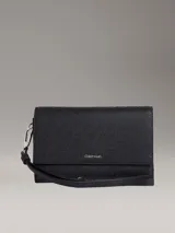 Billetera tipo sobre Calvin Klein en color negro con estampado de monograma en relieve. Cuenta con cierre de solapa, asa de mano extraíble y logo metálico plateado en el frente.