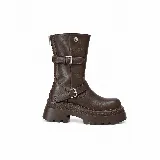 Bota biker de caña media en color marrón oscuro, con suela chunky track, doble hebilla lateral con herrajes metálicos y cierre trasero.