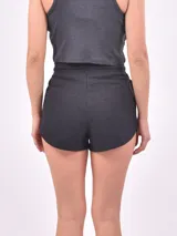 Short blanco con rayas horizontales azul marino, cintura elástica con cordón ajustable.