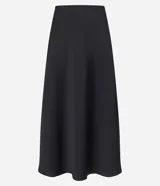 Pollera midi evasé de color beige claro, confeccionada en tela satinada de poliéster.