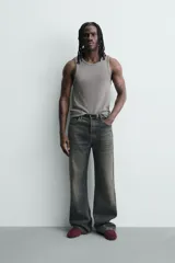 Musculosa de corte slim fit confeccionada en tejido de algodón con elasticidad, cuello redondo amplio y efecto lavado.