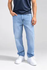 Pantalón jean de corte comfy color celeste claro, con tiro medio, diseño de pierna recta y holgada, con bolsillos laterales y traseros tradicionales.