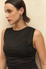 Top sin mangas de color negro, confeccionado en tejido elastizado con diseño de frunces laterales y cuello redondo.