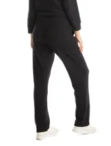 Pantalón estilo jogger de textura suave, con cintura elástica y bolsillos laterales funcionales. Presenta una silueta de pierna recta con caída relajada.