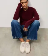 Championes casuales Satinato de diseño urbano, confeccionados en poliuretano con recortes superpuestos y costuras visibles. Presentan puntera redondeada con microperforaciones, suela alta de goma, refuerzo trasero en color contrastante y cordones con diseño diferenciado.