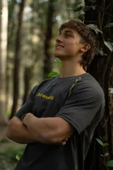 Remera gris oscuro de manga corta raglán, confeccionada en algodón. Presenta costuras a la vista en color amarillo.