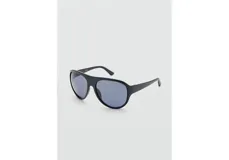 Lentes de sol con armazón de policarbonato negro brillante de diseño envolvente y estilo aviador, con cristales oscuros.