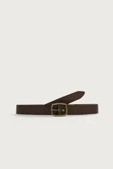 Cinturón de piel color marrón, con hebilla metálica rectangular de tono envejecido y pasador.