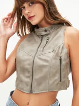 Chaleco corto gris con cierre frontal, cuello alto y bolsillos con cierre.