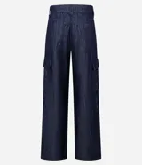 Pantalón wide leg de jean azul oscuro, con cintura media, bolsillos cargo laterales con solapa y cierre frontal con botón y cremallera.