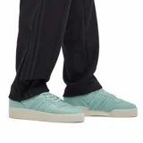 Championes Adidas Rivalry Lux Low color celeste, con suela color crema y diseño minimalista.