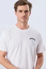 Remera de manga corta y cuello redondo color azul melange, con estampa y letras bordadas en el pecho.