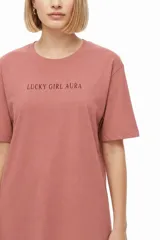 Remera de manga corta negra, con cuello redondo y estampado de texto blanco en el pecho.