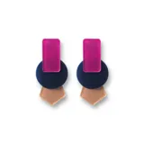 Aros colgantes con formas geométricas de acrílico en color fucsia, azul marino y beige.