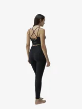 Legging deportivo largo de tiro alto con cintura doble reforzada. Confeccionado en tejido moldeador con tecnología 3D, presenta texturas diferenciadas y refuerzo en la zona de los glúteos para mayor soporte.