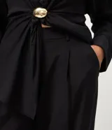 Pantalón de corte recto confeccionado en tejido satinado de viscosa y poliéster. Presenta pliegues delanteros marcados, cintura con trabillas y bolsillo trasero incorporado.