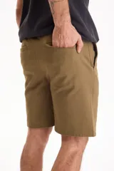 Bermuda de gabardina con spandex, cintura elastizada y cordón ajustable, de corte recto y color azul marino.