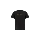 Remera Moncler de cuello redondo y manga corta, color negro, con el nombre de la marca bordado en relieve en el pecho y parche con el logo en la manga.