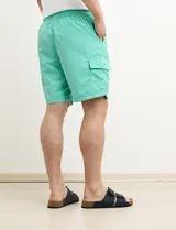 Short de baño verde agua con un bolsillo lateral con solapa y cordón ajustable en la cintura.