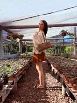 Sandalias bajas de cuero marrón con estampado animal print en las tiras.