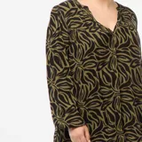 Blusa de manga larga con estampado abstracto en tonos verde y negro, escote en V y corte holgado.