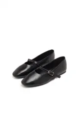 Ballerinas negras con correa sobre el empeine y hebilla metálica.