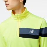 Camiseta de running de manga larga New Balance Accelerate Half Zip, color amarillo flúor con detalles en gris y negro en el pecho y logo de la marca en el lateral.