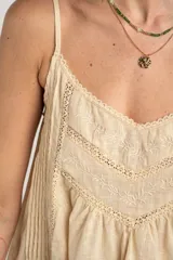 Blusa de algodón peinado color negro, con tirantes finos, escote en V y detalles de bordados y encaje en el frente.