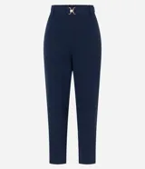 Pantalón zanahoria color fucsia de tiro alto, confeccionado en tejido airflow, con cintura elastizada, trabillas y hebillas metálicas.