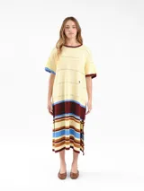 Vestido midi de punto de manga corta con detalles calados y diseño de rayas horizontales tricolor en la parte inferior. Presenta cuello redondo y logo bordado en el pecho.