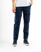 Pantalón cargo de hombre color azul marino, corte slim, confeccionado en algodón con spandex. Presenta siete bolsillos, incluyendo bolsillos cargo laterales con tapa y remaches de refuerzo.