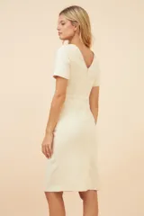 Vestido marrón de lana fina, corte a la rodilla, con mangas cortas y bolsillos laterales.