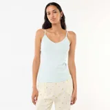 Musculosa celeste con tirantes finos, escote en V con detalle de encaje y pequeño lazo central, confeccionada en tejido texturizado.