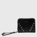 Billetera negra de cuero sintético con diseño de tachas metálicas en el frente y logo grabado. Cuenta con cierre perimetral y correa de muñeca extraíble.