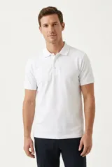 Remera polo básica de manga corta en color blanco, confeccionada en algodón. Cuenta con cuello clásico de solapa y cierre frontal parcial con tres botones.