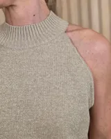 Musculosa tejida de punto con hilo lurex color beige, cuello alto y diseño halter sin mangas.