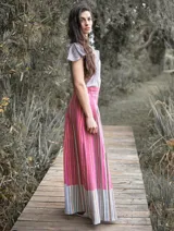 Blusa color naranja de gasa pintada con cuello asimétrico y mangas cortas.