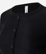 Saco de tricot negro con diseño peplum, cuello redondo, mangas largas y cierre frontal con botones. Presenta un corte ajustado en el torso que se ensancha en la cintura.
