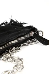 Bandolera marrón de gamuza con flecos y cadena plateada.