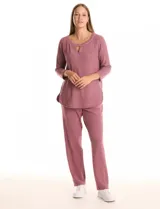 Buzo rosa de tejido suave, con cuello redondo y ribete, escote en V, mangas largas tipo raglán y corte holgado.