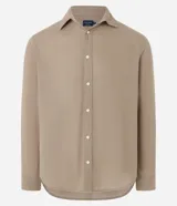 Camisa de hombre color verde menta, confeccionada en algodón texturizado con patrón melange. Presenta cuello inglés, manga larga y abotonado frontal. El corte es de estilo comfort, más generoso en sus medidas para mayor comodidad.