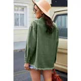 Campera tipo sobrecamisa de jean en color naranja, con corte oversize, cuello italiano, cierre frontal con botones metálicos y ruedo deshilachado. Cuenta con bolsillos frontales con solapa y mangas largas.