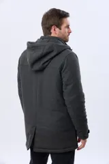 Saco de paño azul marino con capucha desmontable, cierre frontal oculto, bolsillos laterales con tapa y detalles en los puños.