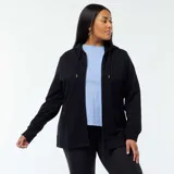 Buzo negro con capucha, cierre frontal con cremallera y bolsillos laterales.