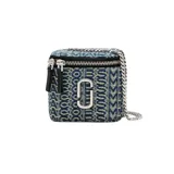 Bolso tipo vanity bag de Marc Jacobs, confeccionado en tejido denim con monograma estampado. Presenta forma de caja, cierre de cremallera bidireccional, logo J Marc metálico en el frente y correa de cadena plateada.
