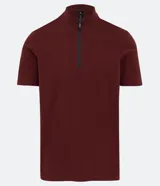 Remera de manga corta color bordó, con cuello redondo y cierre frontal.