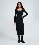 Vestido midi de manga larga con escote cuadrado, confeccionado en microfibra de poliamida y elastano. Presenta un diseño ajustado al cuerpo con una abertura lateral en el ruedo.