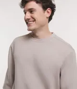 Buzo deportivo color verde claro, de manga larga y cuello redondo. Confeccionado en tejido de poliéster, viscosa y elastano.