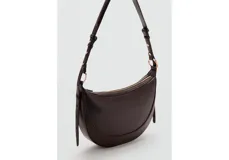 Bolso de hombro de diseño ovalado y tamaño mediano, con cierre de cremallera y asa ajustable. Cuenta con forro interior.