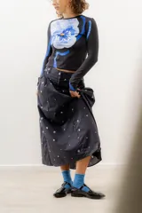 Falda midi de popelina de algodón con estampado floral en tonos celeste y rosa.